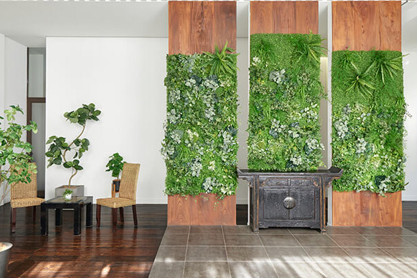 エントランス空間に、フェイクグリーンの癒しの壁面緑化です。