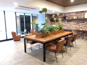 フェイクグリーンのテーブルパーテションです。