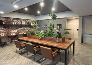 フェイクグリーンの６人掛けのテーブルパーテションです。