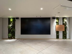 病院内のサイネージの両サイドにフェイクグリーンの壁面パネルを設置しました。