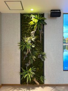 苔を活かしたフェイクグリーンの壁面パネルです。