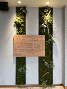 スリットを２本。苔を活かしたフェイクグリーンの壁面パネルです。