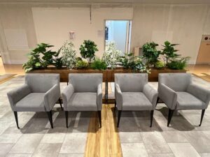 病院内の待合スペースにグリーンのある空間です。