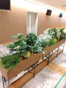 多種多様なフェイクグリーンをリズムよく並べました。枯れる心配もなく美しく保てます。