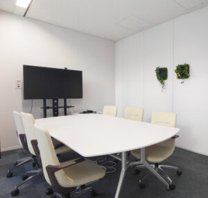 office_202405_4 殺風景な壁面には、グリーンパネルが空間を引き締めてくれます。