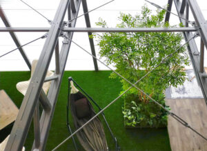 吹き抜けに特注品の巨大な人工観葉植物を設置