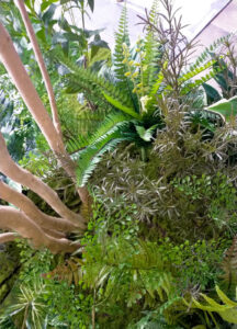 フェイクグリーンで植栽を植え込みしました。